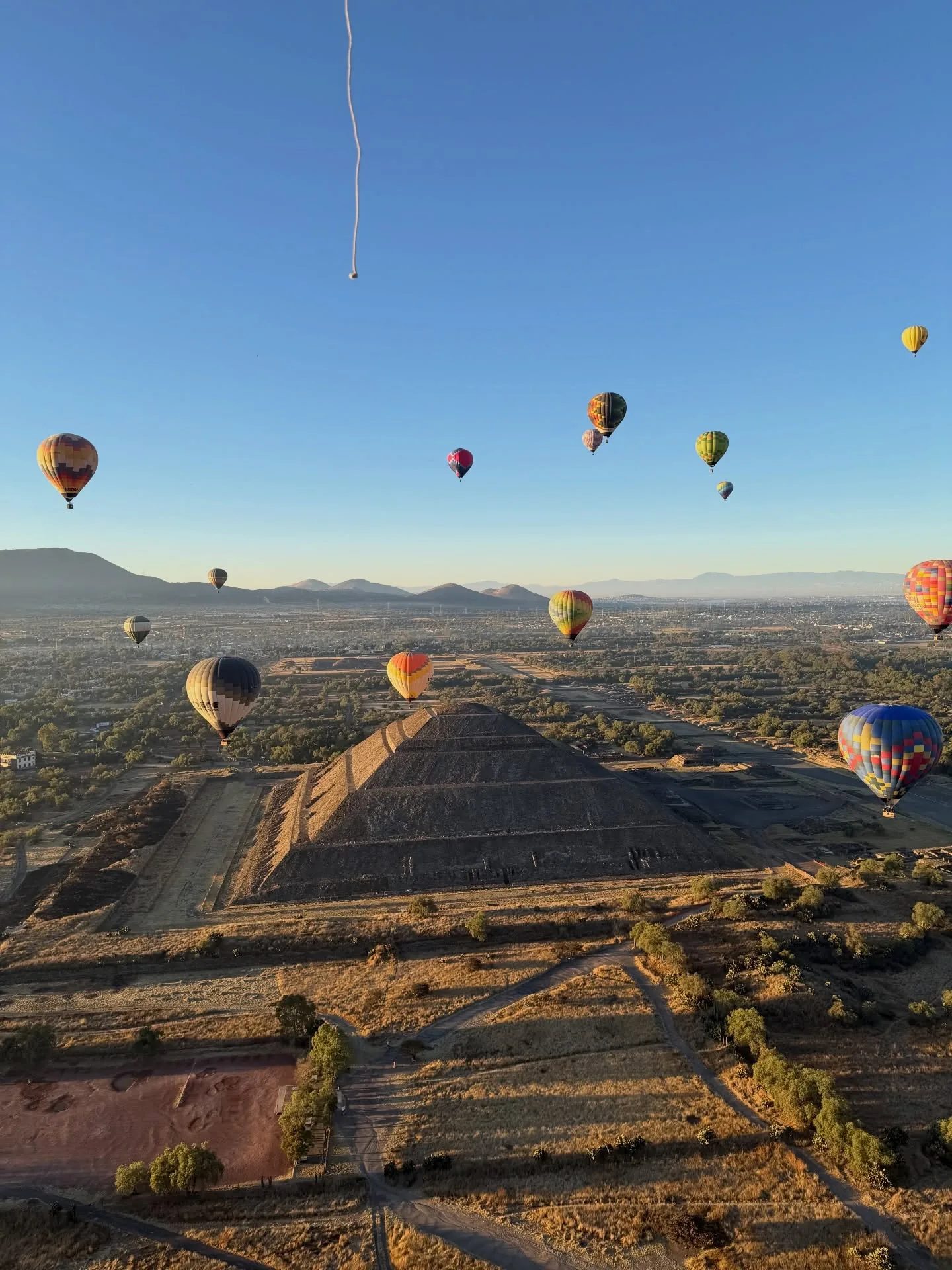 Globos aerostáticos sobre la Pirámide del Sol en una mañana despejada en Teotihuacán