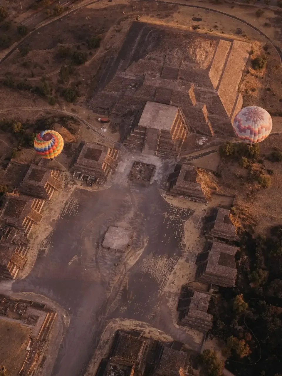 La zona arqueológica de Teotihuacán vista desde el aire con la primera luz