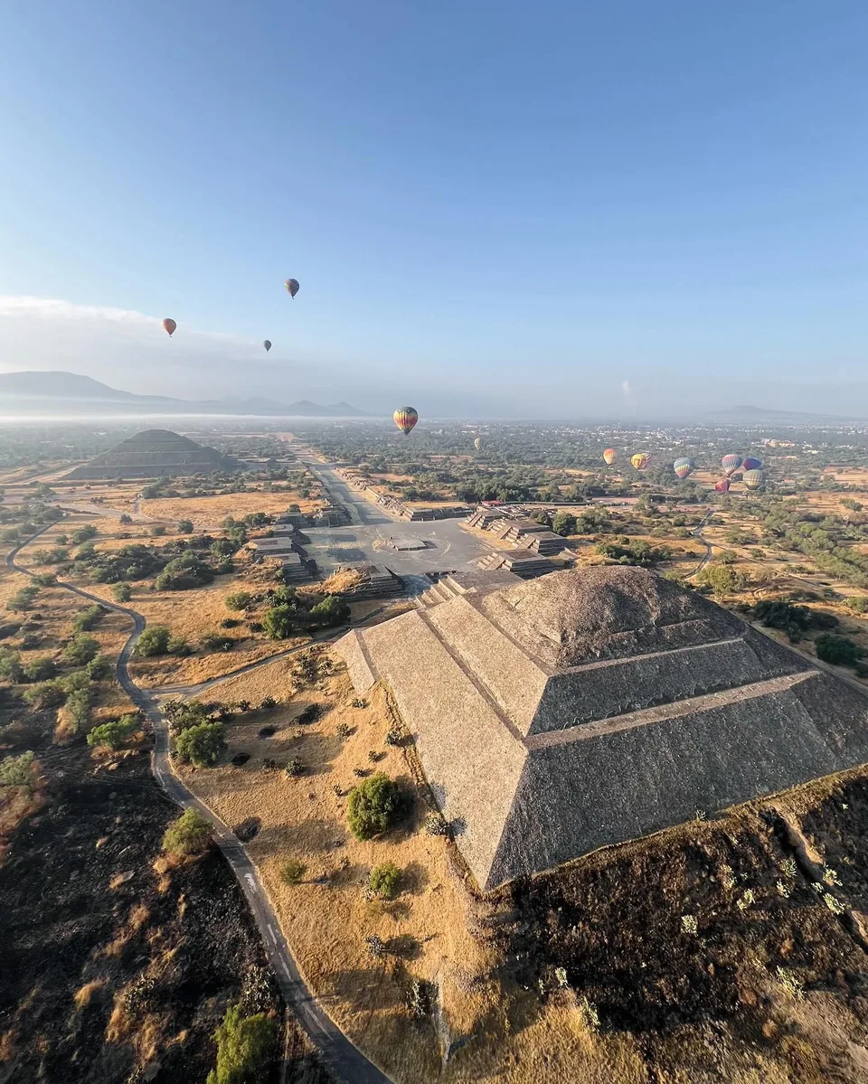 La Pirámide de la Luna desde un globo, con el valle abriéndose detrás