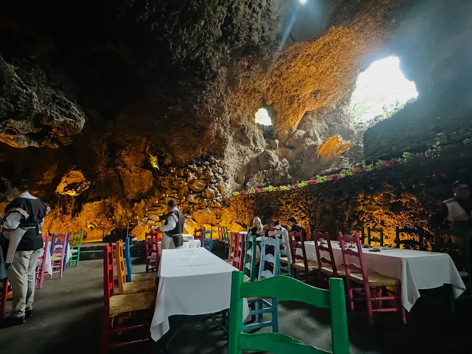 Daylight falling through the rock vault onto the tables at La Gruta Teotihuacan