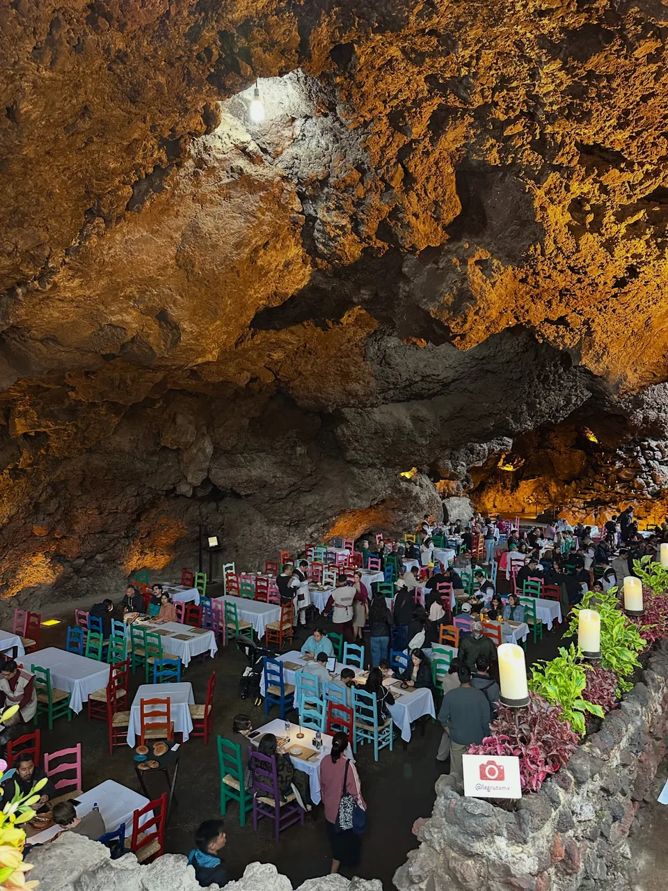 The vaulted volcanic ceiling above the dining room at La Gruta Teotihuacan
